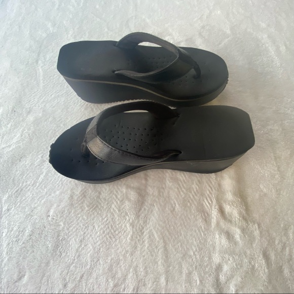 Volatile black wedge flip flops size 9 - Picture 1 of 6